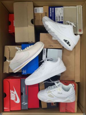 The photo shows a package with footwear in the category CS.