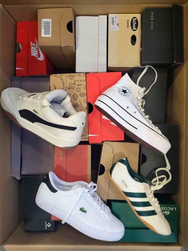 The photo shows a package with footwear in the category CS.