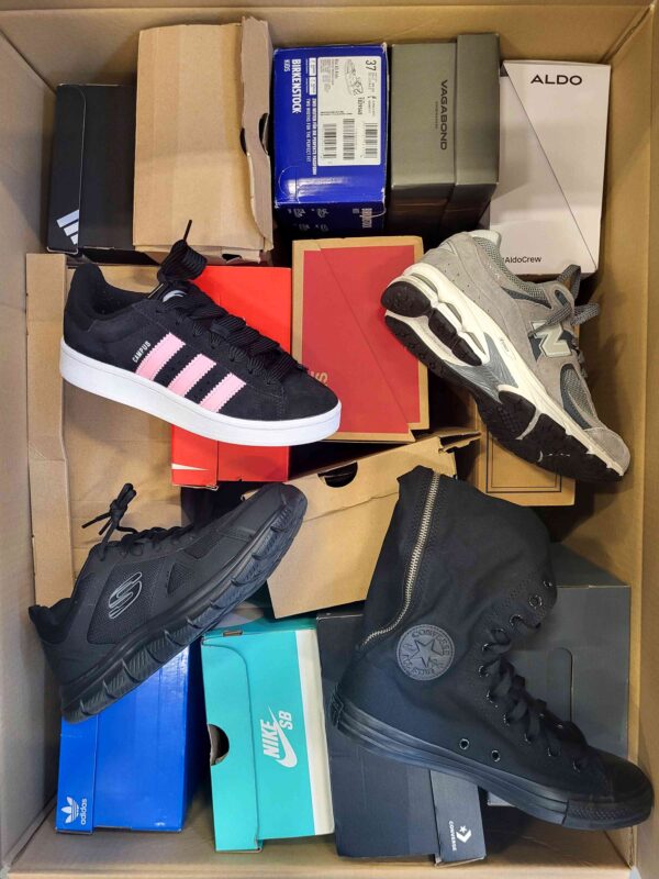 The photo shows a package with footwear in the category CS.