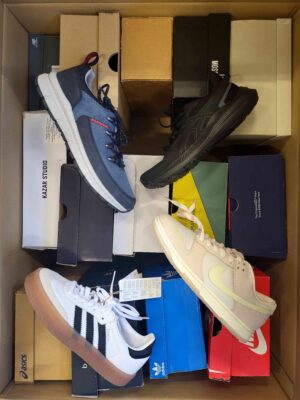 The photo shows a package with footwear in the category CS.