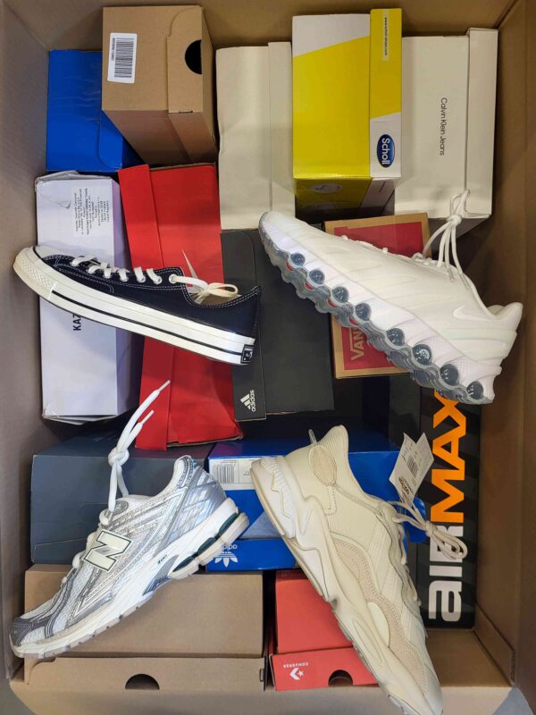 The photo shows a package with footwear in the category CS.