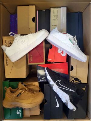 The photo shows a package with footwear in the category CS.