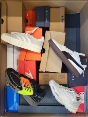 The photo shows a package with footwear in the category CS.
