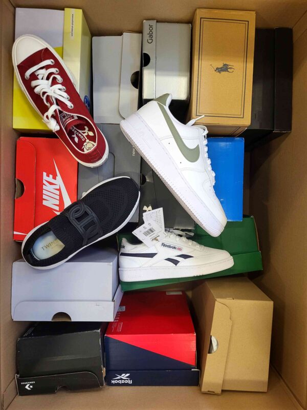 The photo shows a package with footwear in the category CS.