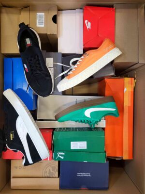 The photo shows a package with footwear in the category CS.