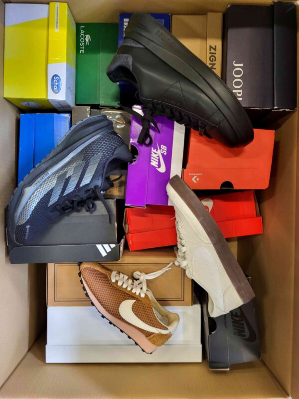 The photo shows a package with footwear in the category CS.
