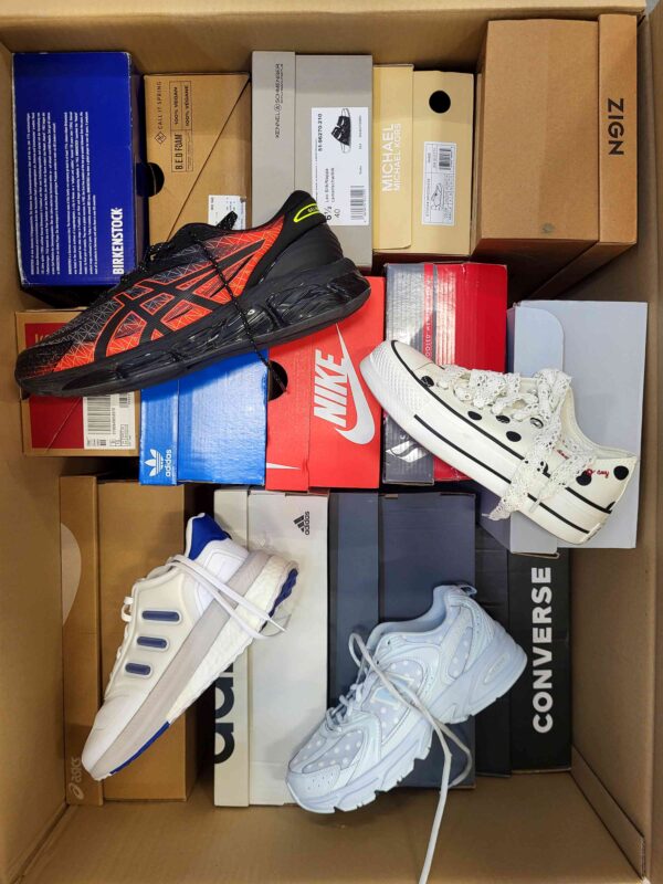 The photo shows a package with footwear in the category CS.