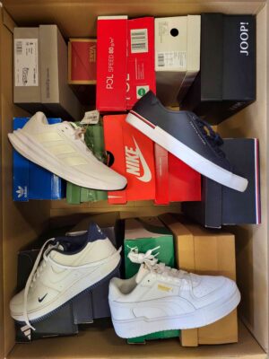 The photo shows a package with footwear in the category CS.