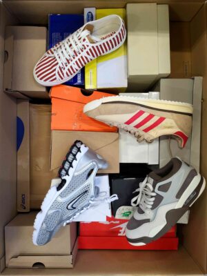 The photo shows a package with footwear in the category CS.