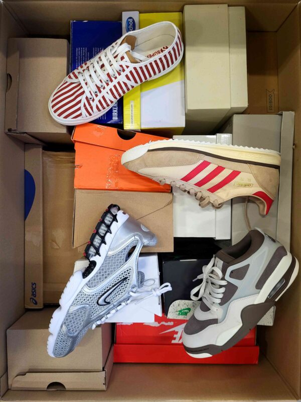 The photo shows a package with footwear in the category CS.