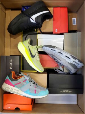The photo shows a package with footwear in the category CS.