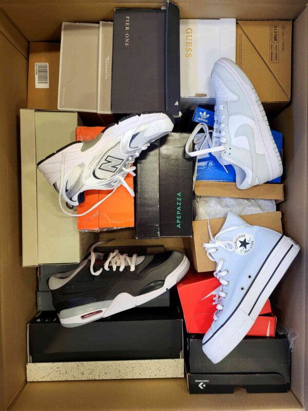 The photo shows a package with footwear in the category CS.