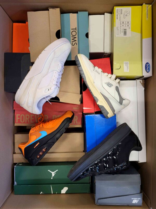 The photo shows a package with footwear in the category CS.