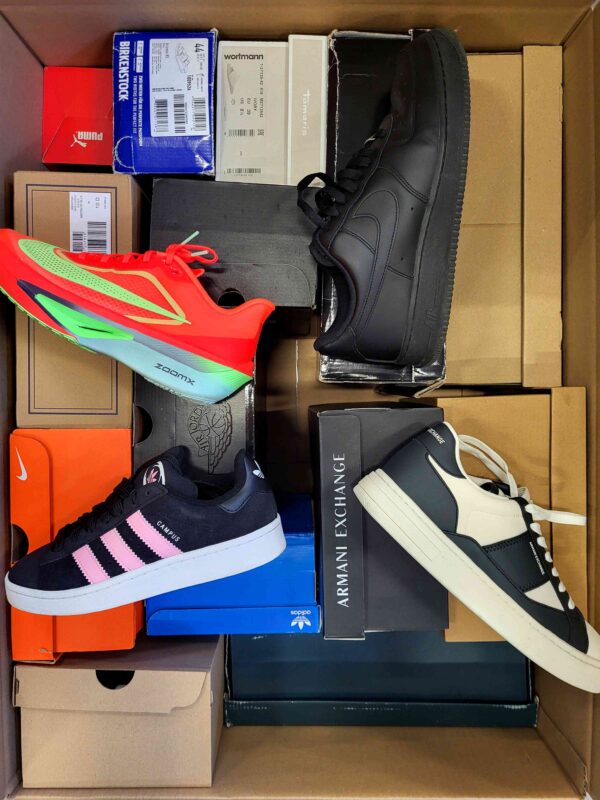 The photo shows a package with footwear in the category CS.