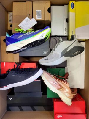 The photo shows a package with footwear in the category CS.