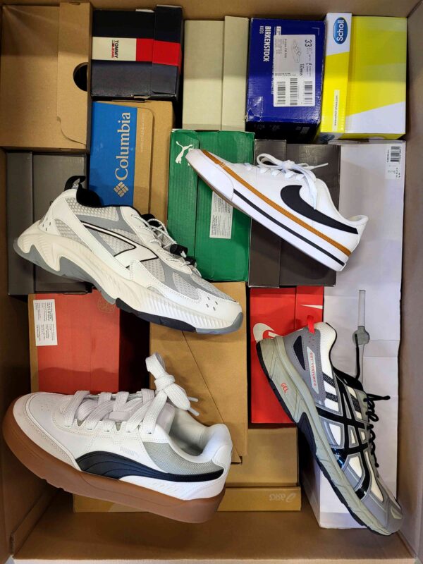 The photo shows a package with footwear in the category CS.