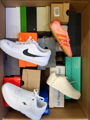 The photo shows a package with footwear in the category CS.