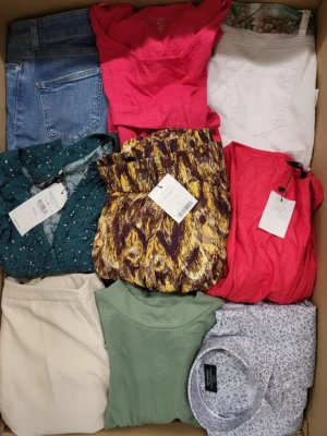 The photo shows a package with clothing in the category TSC.