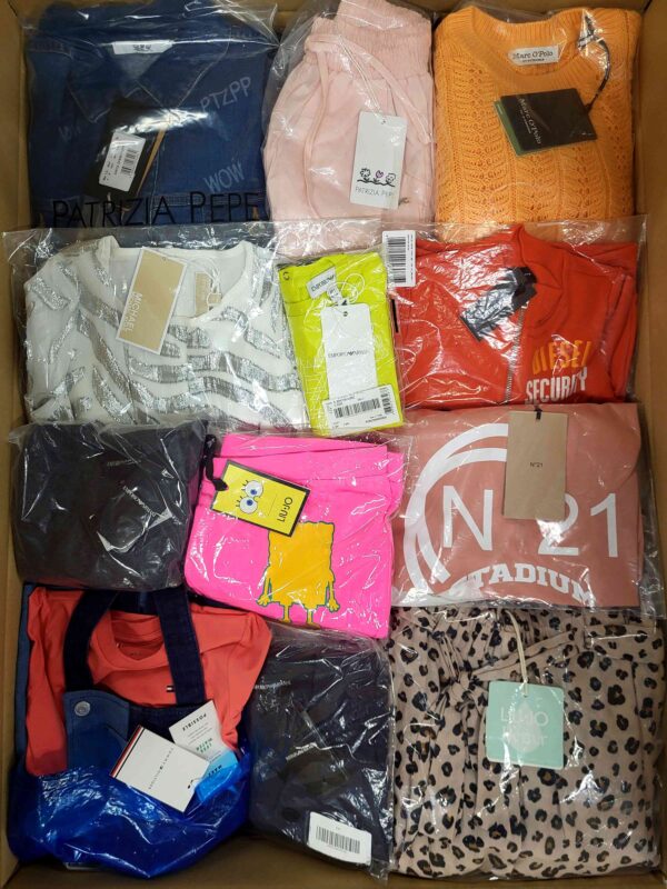 The photo shows a package with clothing in the category K.