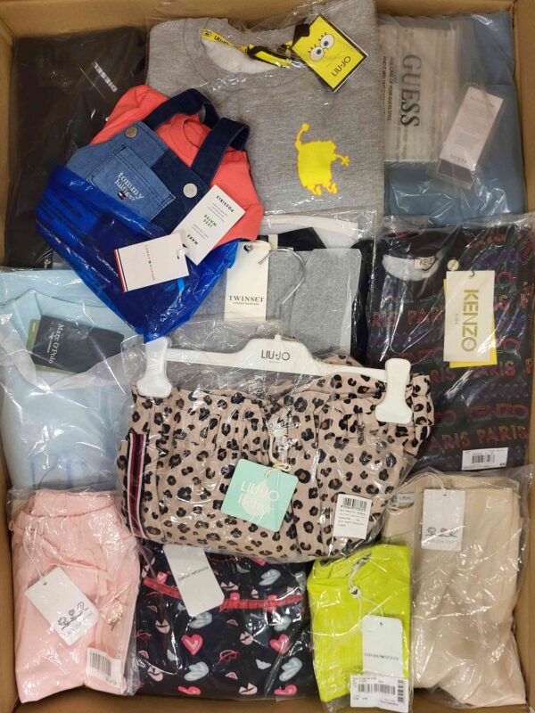 The photo shows a package with clothing in the category K.