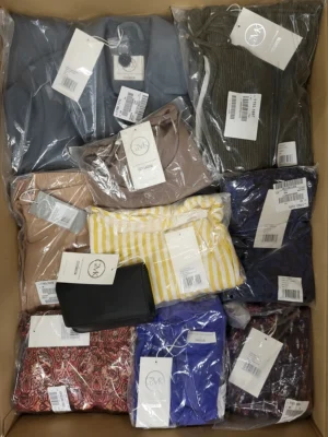 The photo shows a package with clothing in the category YA.