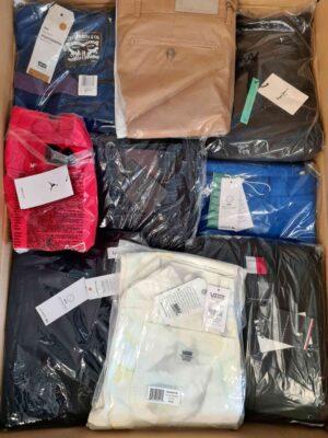 The photo shows a package with clothing in the category AM.