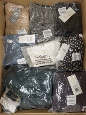 The photo shows a package with clothing in the category YA.