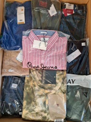 The photo shows a package with clothing in the category AM.
