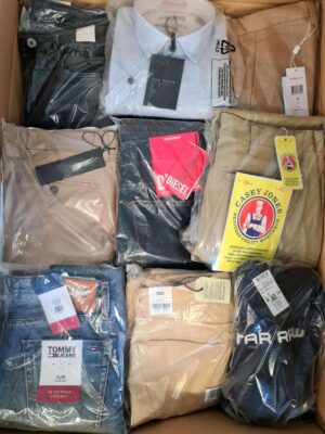 The photo shows a package with clothing in the category AM.