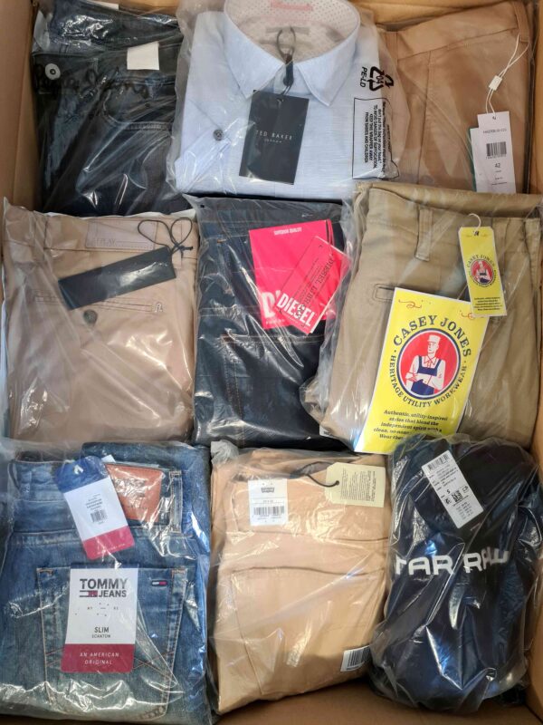 The photo shows a package with clothing in the category AM.