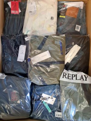 The photo shows a package with clothing in the category AM.