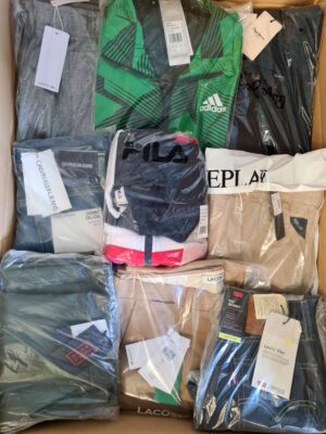 The photo shows a package with clothing in the category AM.