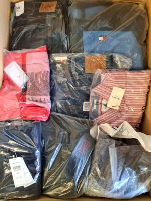 The photo shows a package with clothing in the category AM.
