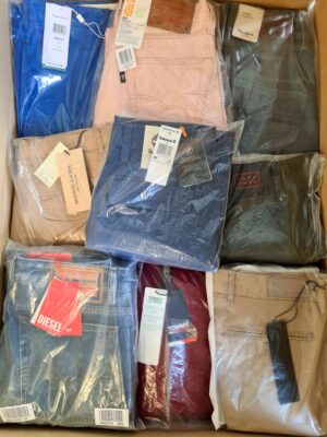 The photo shows a package with clothing in the category AM.