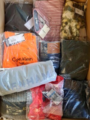 The photo shows a package with clothing in the category AM.