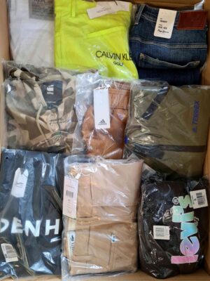 The photo shows a package with clothing in the category AM.