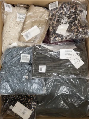 The photo shows a package with clothing in the category YA.