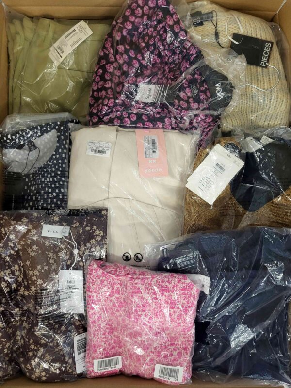 The photo shows a package with clothing in the category AR.