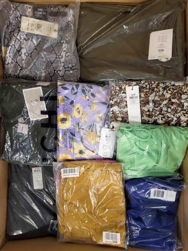 The photo shows a package with clothing in the category AR.