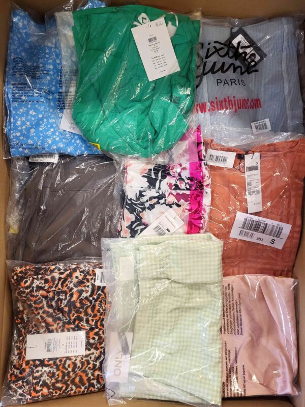 The photo shows a package with clothing in the category AR.