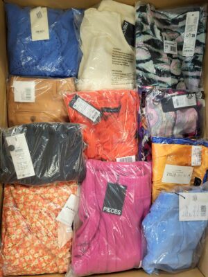 The photo shows a package with clothing in the category AR.