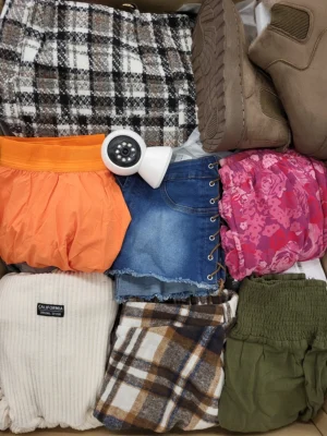 The photo shows a package with clothing in the category SN.