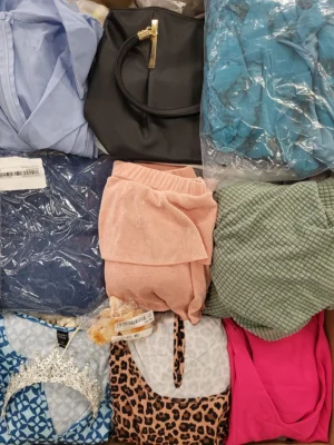 The photo shows a package with clothing in the category SN.