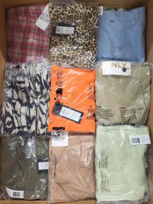 The photo shows a package with clothing in the category AR.