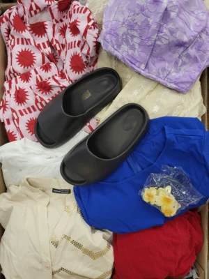 The photo shows a package with clothing in the category SN.