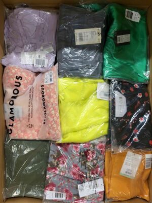 The photo shows a package with clothing in the category AR.