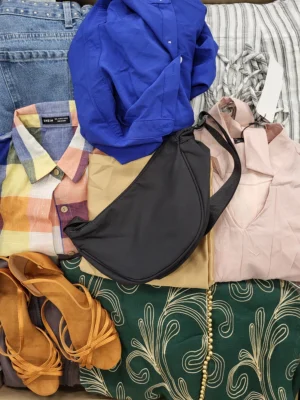 The photo shows a package with clothing in the category SN.