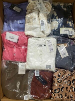 The photo shows a package with clothing in the category AR.
