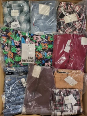 The photo shows a package with clothing in the category AW.