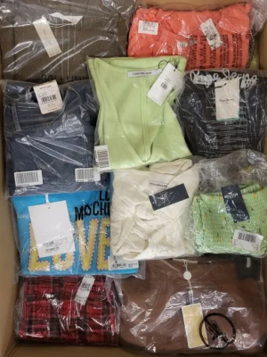 The photo shows a package with clothing in the category AW.